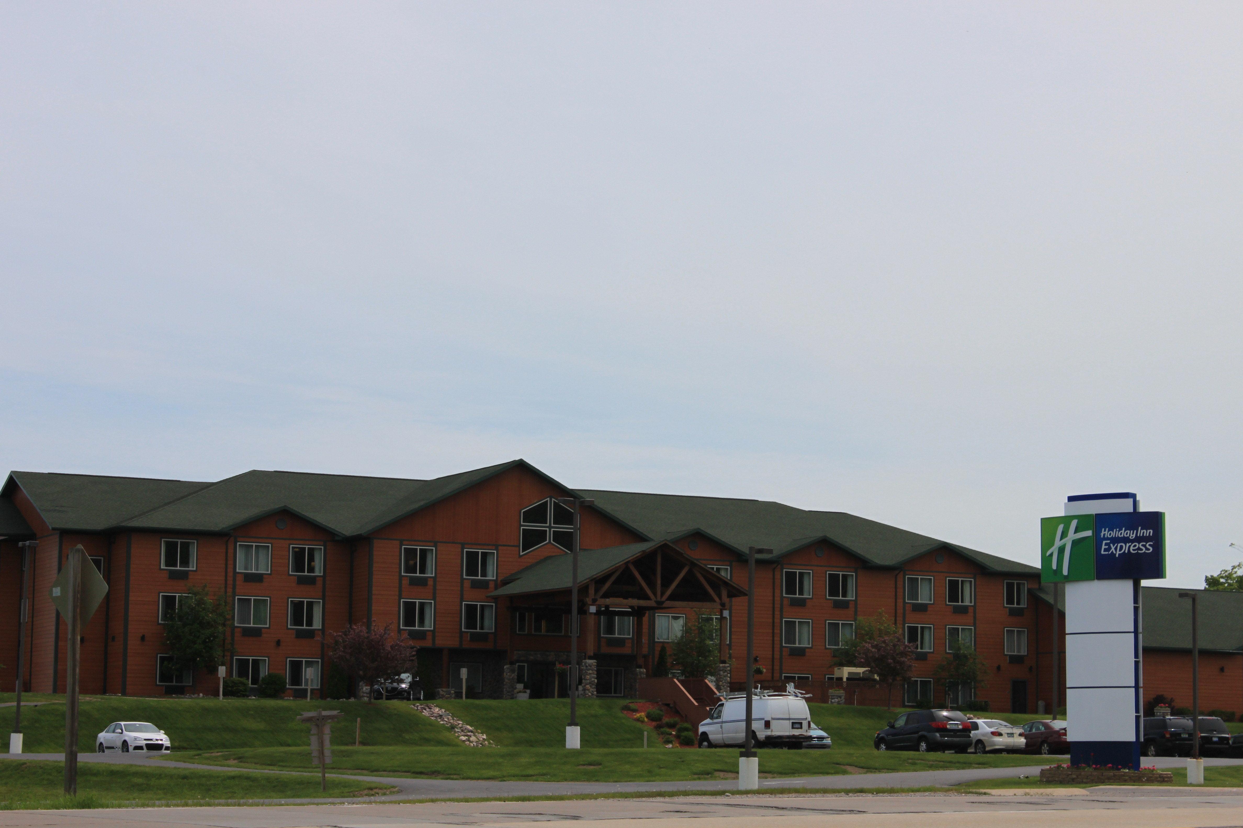 Holiday Inn Express Munising-Lakeview, An Ihg Hotel Exterior photo