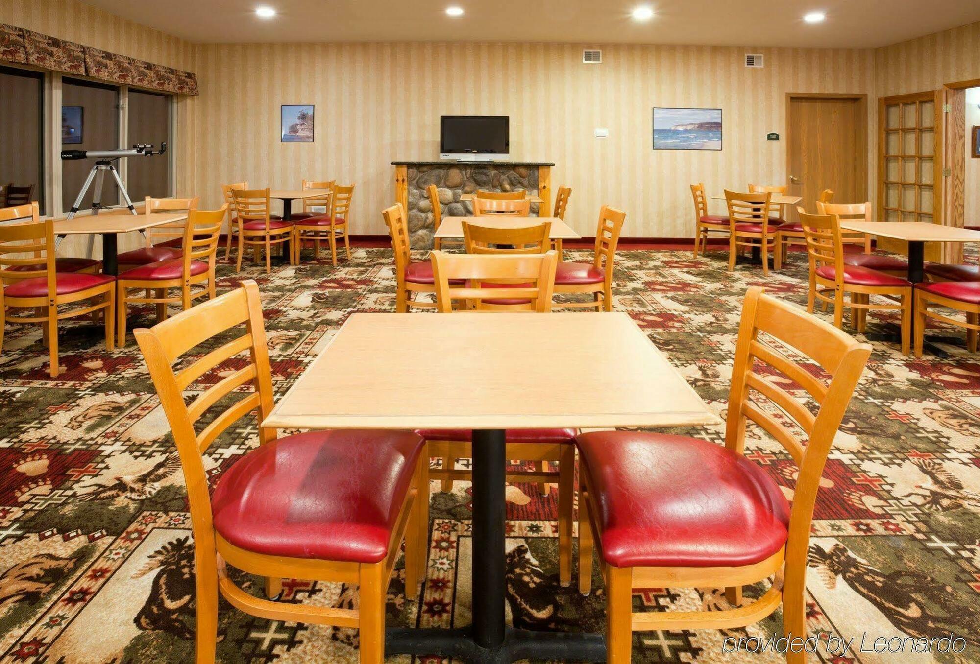 Holiday Inn Express Munising-Lakeview, An Ihg Hotel Exterior photo