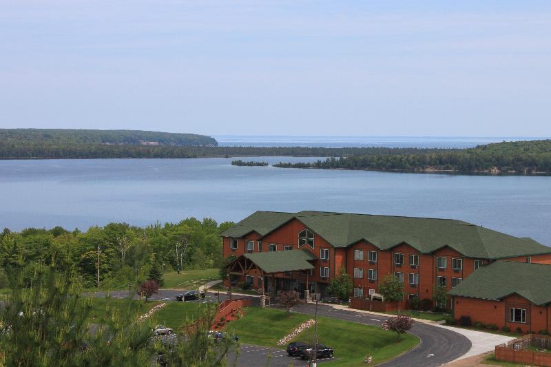 Holiday Inn Express Munising-Lakeview, An Ihg Hotel Exterior photo